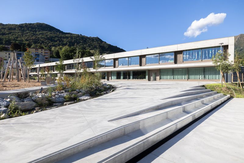 Scuola elementare e parco pubblico a Tesserete – il piazzale scolastico – Massimo Piccoli